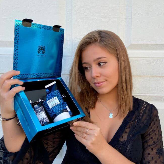 modelo con productos de alisado