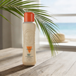 Leche Hidratante Bronceadora Zanahorias SPF 50 sobre mesa de madera