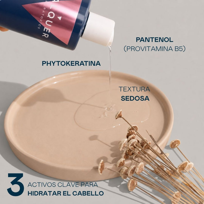 Textura del champú Ultra Hydrating Valquer junto a sus 3 activos clave: phytokeratina, pantenol (provitamina B5) y textura sedosa para hidratar el cabello
