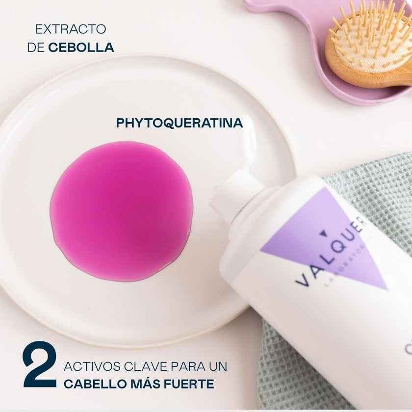 Textura del champú de cebolla Valquer junto a sus dos activos clave: extracto de cebolla y phytoqueratina para cabello más fuerte