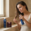 Mujer aplicando el acondicionador bifásico volumen-up Valquer en el cabello