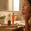 Mujer aplicándose la crema C-Glow del Dúo Glow Intensivo Valquer