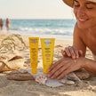 Mujer aplicando protector solar en la playa junto al Sérum Solar Facial Invisible y la crema Hydra Sunscreen SPF 50+ de Valquer.
