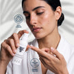 Aplicación del Sérum Contorno de Ojos y Labios Valquer, fórmula vegana y dermo testada