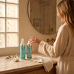 Mujer utilizando el tratamiento reparador Bioplex Nº1 y Nº2 de Valquer en el baño.