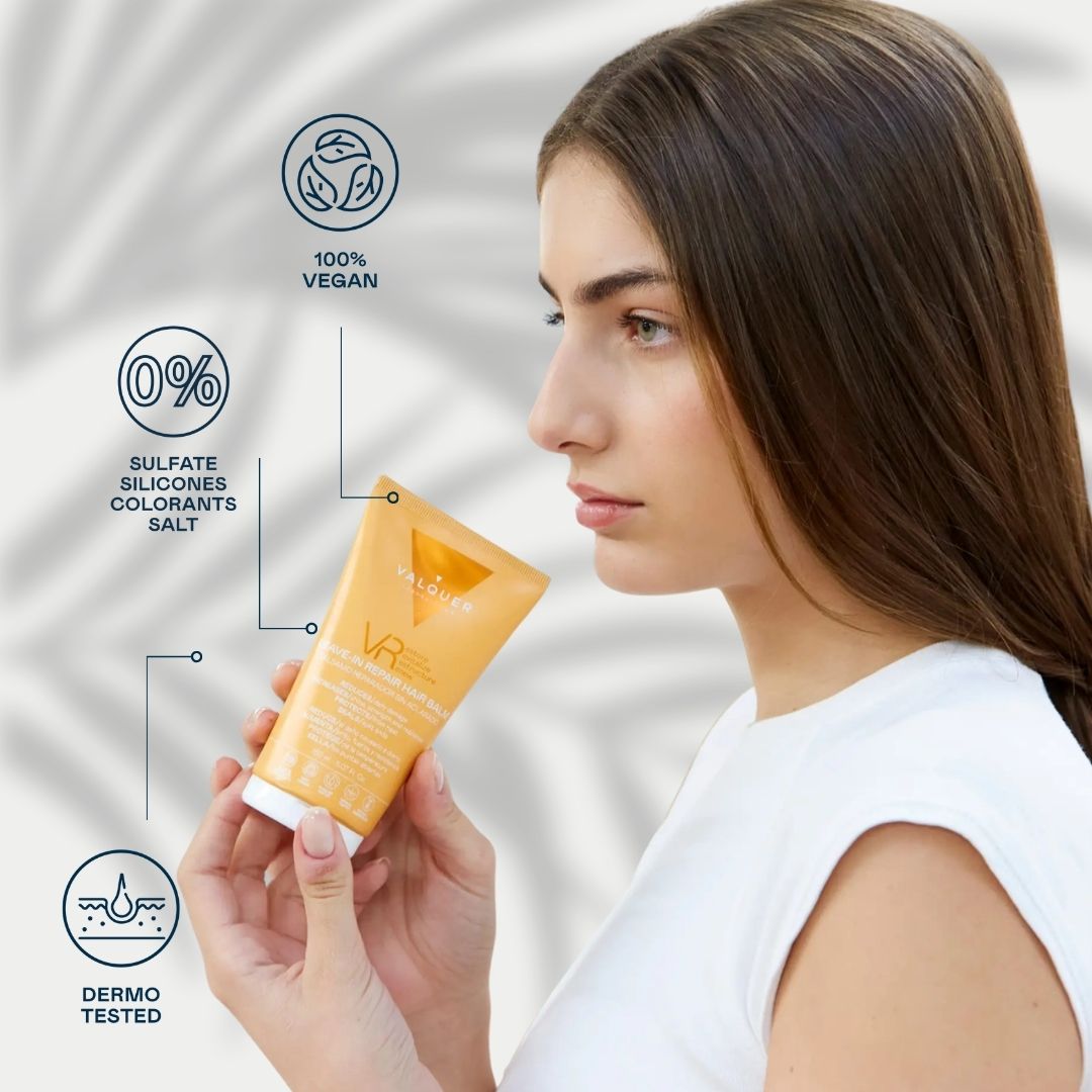 Mujer mostrando el bálsamo reparador sin aclarado VR de Valquer, fórmula vegana, sin sulfatos ni siliconas y dermatológicamente testada