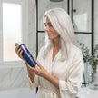 Champú Cabello Blanco y Gris 0% Sin Sulfatos de Valquer junto a mujer con cabello blanco y gris