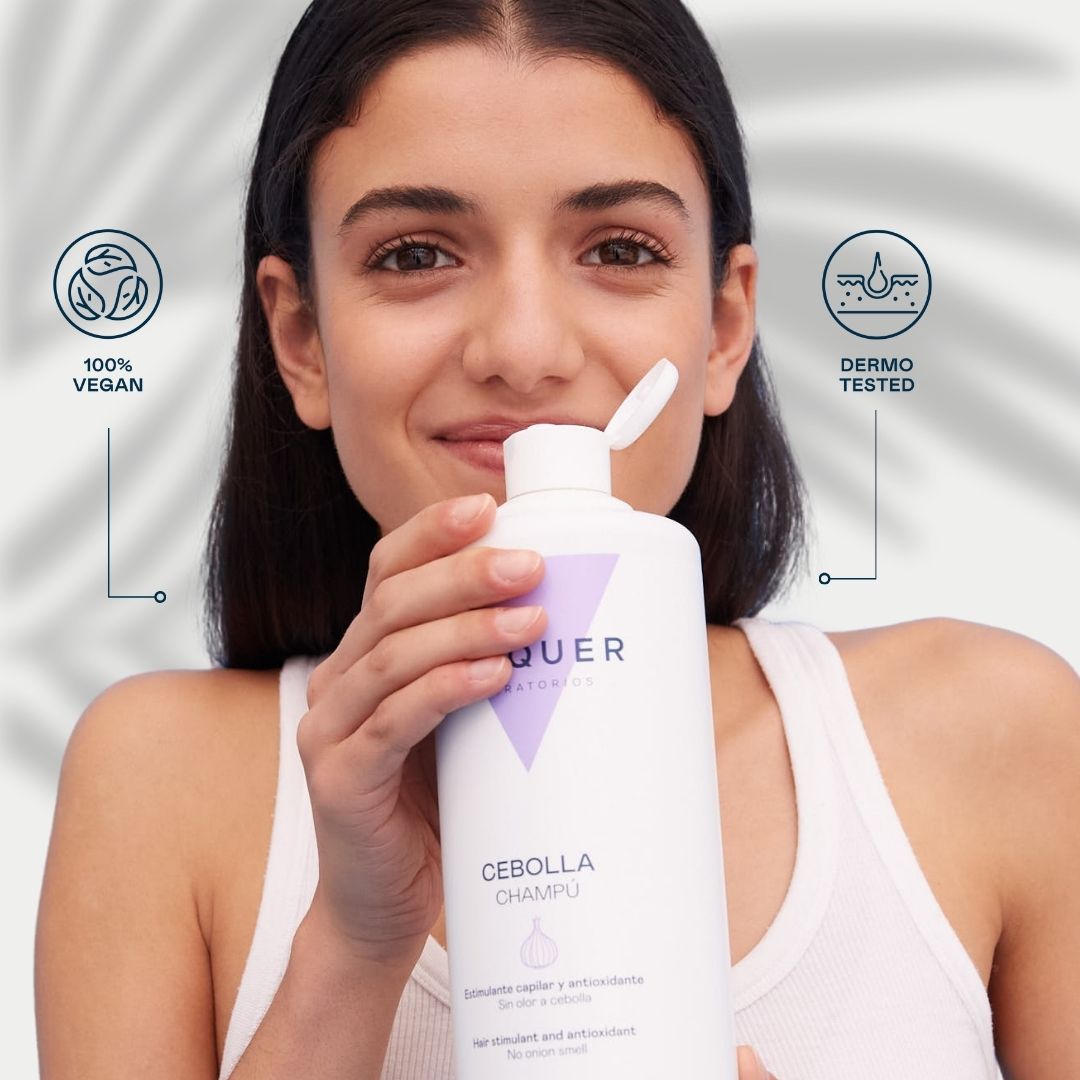 Mujer usando el champú de cebolla Valquer, fórmula 100% vegana y dermatológicamente testada
