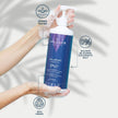 Manos aplicando el champú Hyaluronic Valquer, fórmula 0% sulfatos, siliconas, colorantes y sal, 100% vegana y dermatológicamente testada