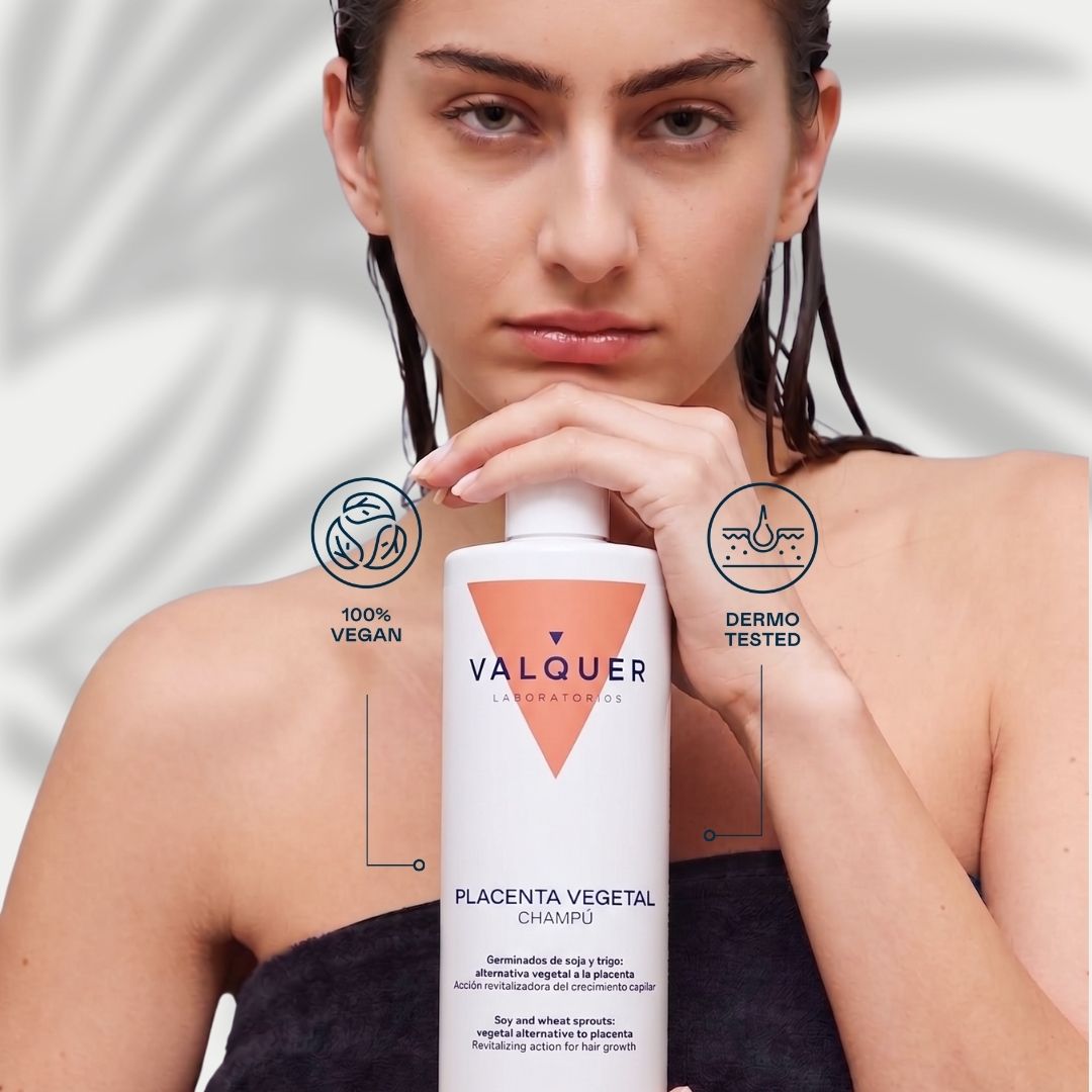 Modelo con el champú Placenta Vegetal de Valquer, vegano y dermotestado