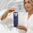 Mujer usando el champú Silver Platinum Valquer, fórmula 100% vegana y dermatológicamente testada, para cabello rubio o decolorado
