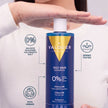 Mujer sujetando el champú Oily Hair de Valquer, vegano, dermotestado y sin sulfatos, siliconas, sal ni colorantes