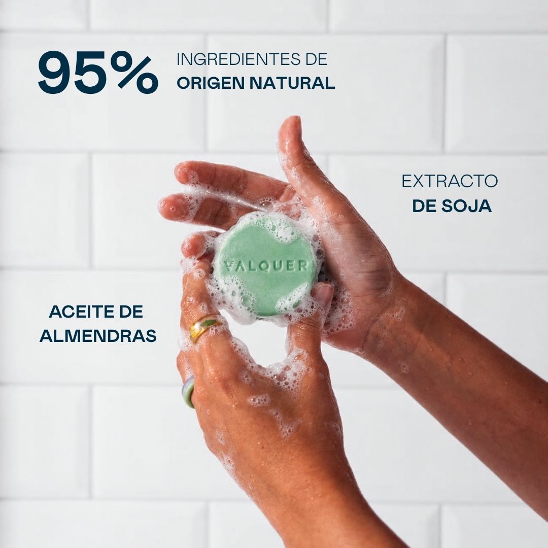 Manos haciendo espuma con el champú sólido reparador de Valquer con aceite de almendras y extracto de soja