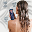 Mujer aplicando el champú Ultra Hydrating Valquer en la ducha, fórmula 0% sulfatos, siliconas, colorantes y sal, 100% vegana y dermatológicamente testada