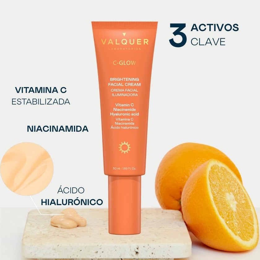 Mujer mostrando la crema facial C-Glow de Valquer, fórmula 100% vegana y dermatológicamente testada.