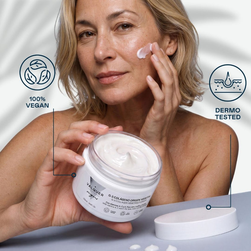 Mujer aplicando la crema G-3 Colágeno Origen Vegetal Valquer en el rostro, fórmula 100% vegana y dermatológicamente testada