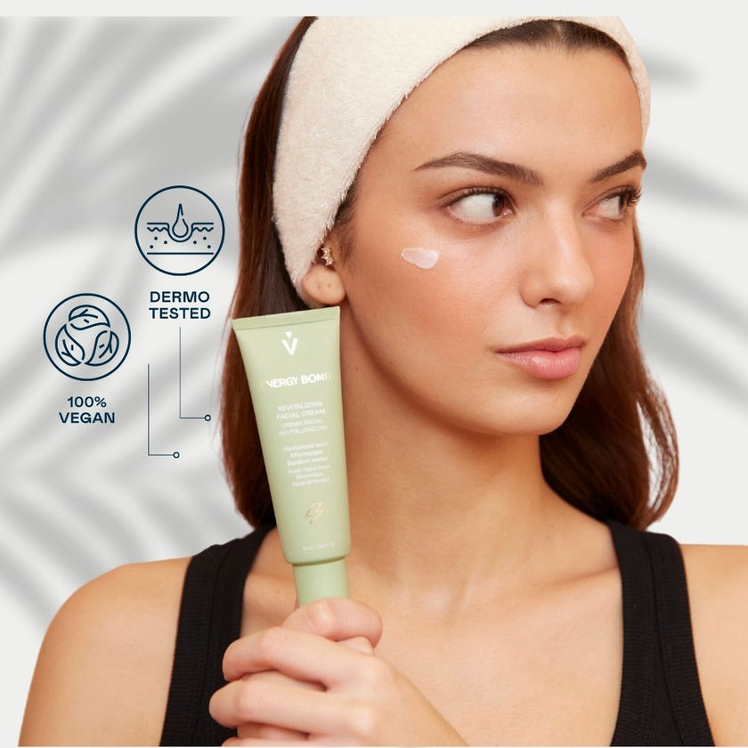 Mujer mostrando la crema facial Energy Bomb de Valquer, fórmula vegana y dermatológicamente testada.