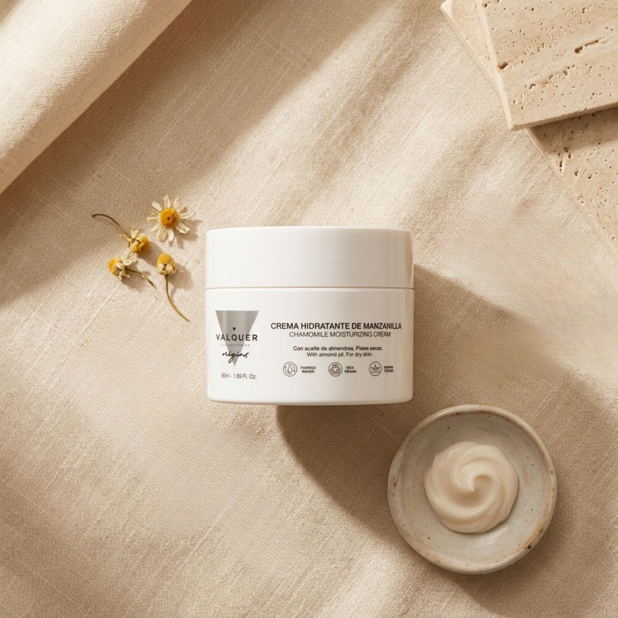 Crema Hidratante de Manzanilla de Valquer Origins con textura cremosa y extracto de manzanilla