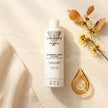 Desmaquillante de Ojos de Valquer Origins con agua de hamamelis y aloe vera sobre fondo cálido