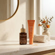 Sérum vitamina C y crema C-Glow Valquer en ambiente de baño luminoso