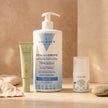 Hyaludrops Sin Perfume, crema facial Energy Bomb y sérum reparador de manos de Valquer en un bodegón luminoso.