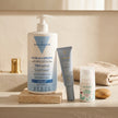 Hyaludrops Sin Perfume, sérum reparador de manos y crema facial Plump Skin de Valquer en un baño luminoso