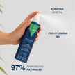 Mano pulverizando la keratina vegetal Total Repair de Valquer con provitamina B5 sobre fondo claro