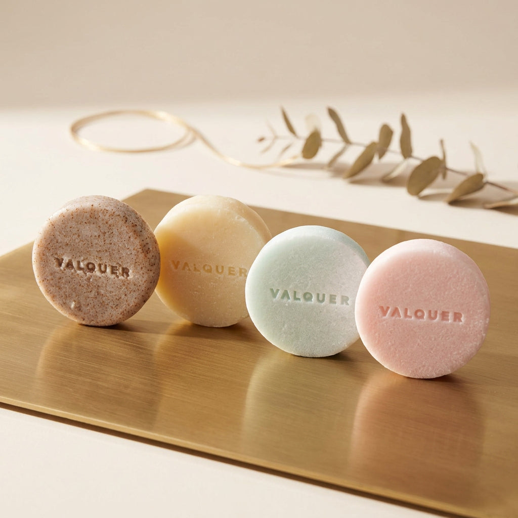 Cuatro cosméticos sólidos Valquer para completar la rutina de cuidado facial, corporal y capilar.