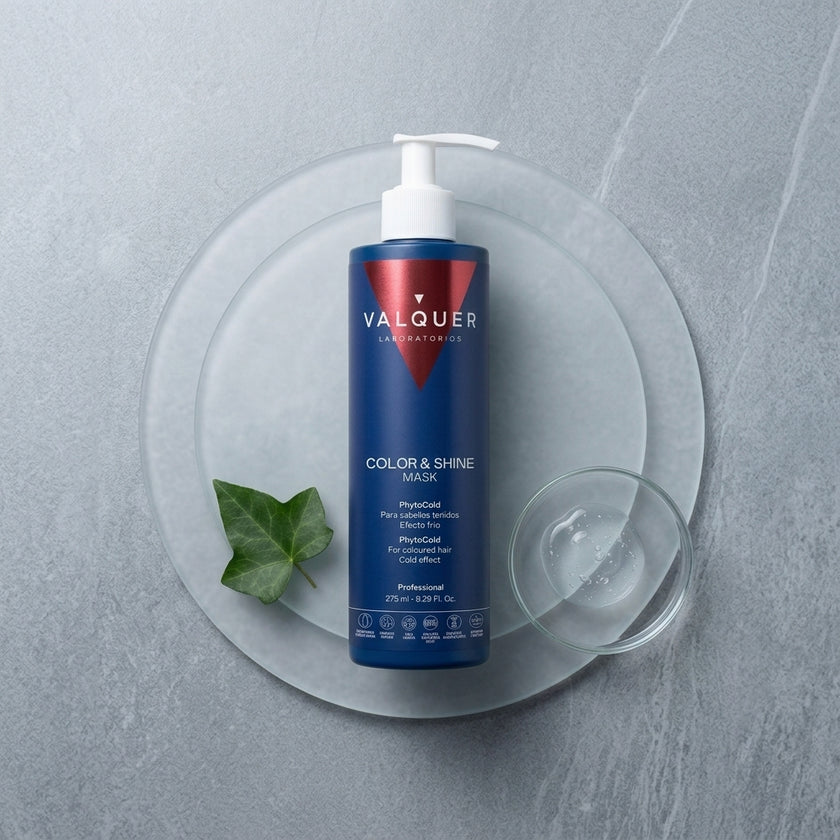 Mascarilla Color y Brillo efecto frío de Valquer sobre fondo gris con hoja e ingredientes cosméticos