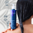 Mujer con la mascarilla capilar Hyaluronic de Valquer aplicada en el cabello, vegana, dermotestada y sin sulfatos, siliconas ni sal