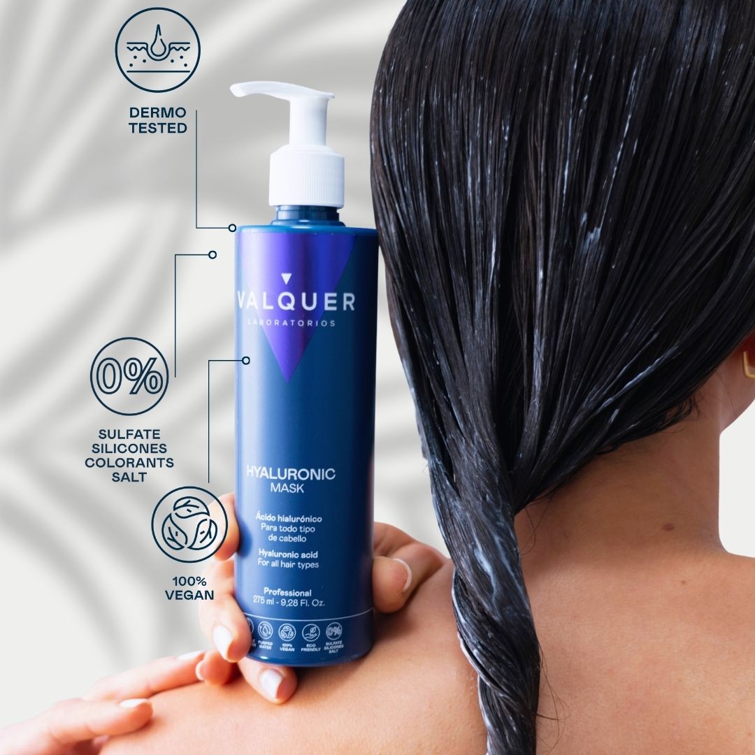 Mujer con la mascarilla capilar Hyaluronic de Valquer aplicada en el cabello, vegana, dermotestada y sin sulfatos, siliconas ni sal