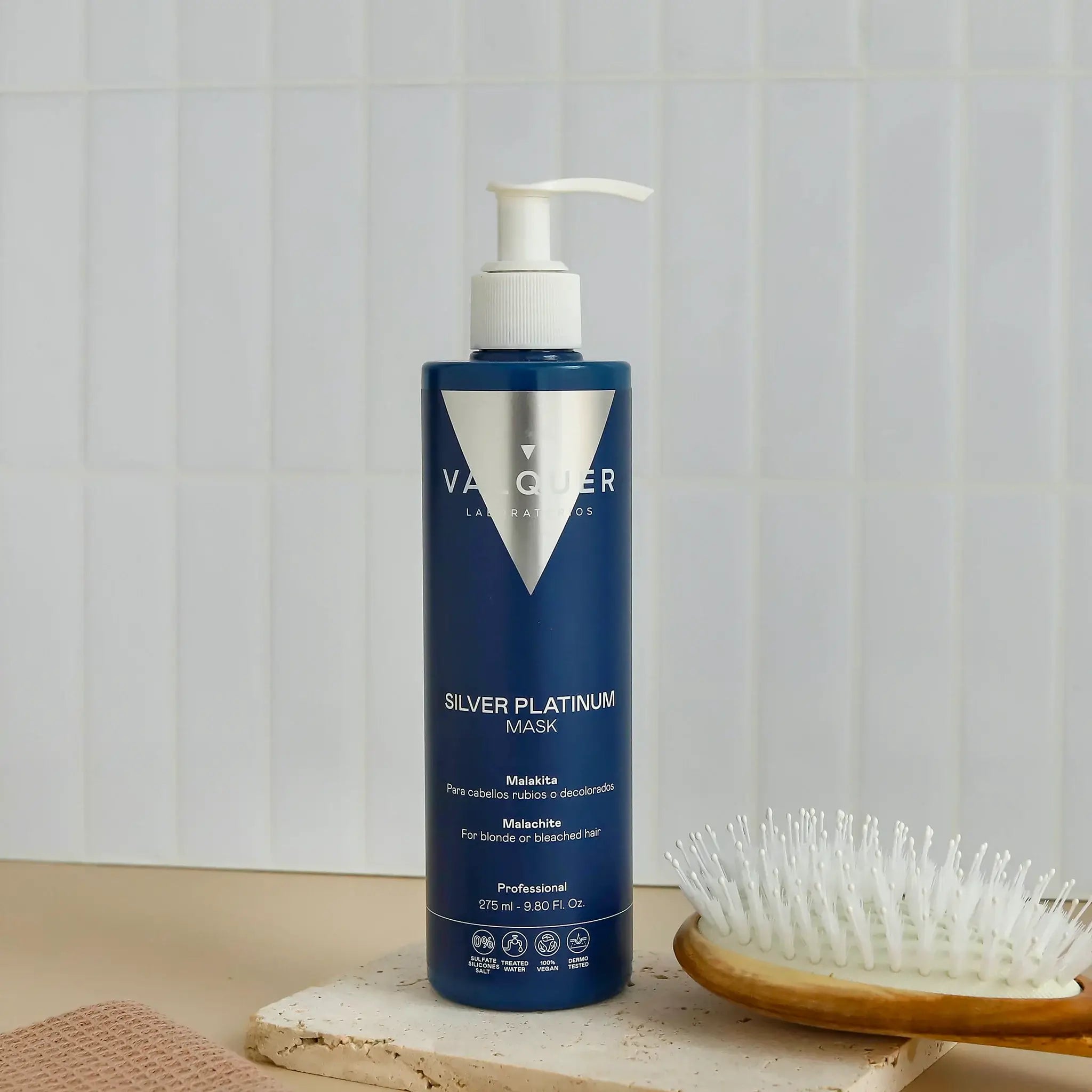 Mascarilla Silver Platinum efecto frío de Valquer sobre encimera de baño junto a cepillo