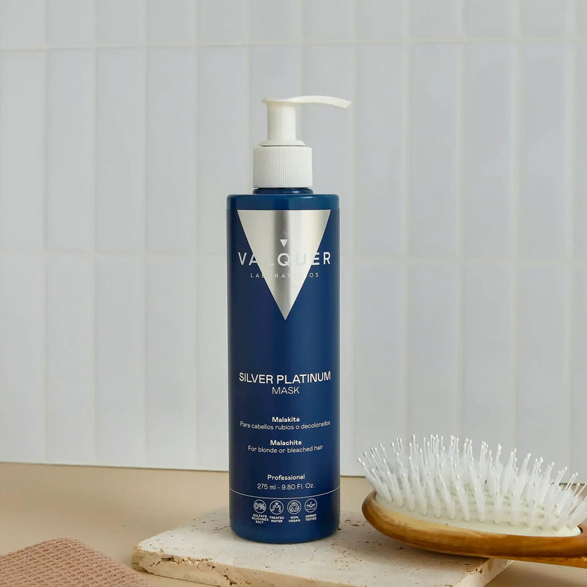 Mascarilla Silver Platinum efecto frío de Valquer sobre encimera de baño junto a cepillo