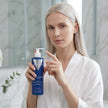 Mascarilla Silver Platinum efecto frío de Valquer junto a mujer con cabello rubio platino