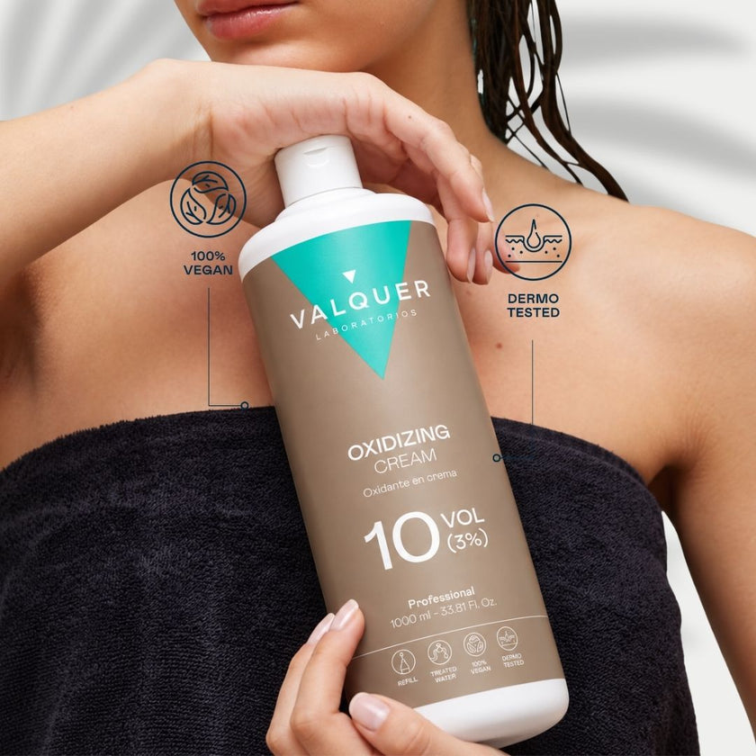 Modelo sujetando el oxidante en crema 10 volúmenes de Valquer, vegano y dermotestado