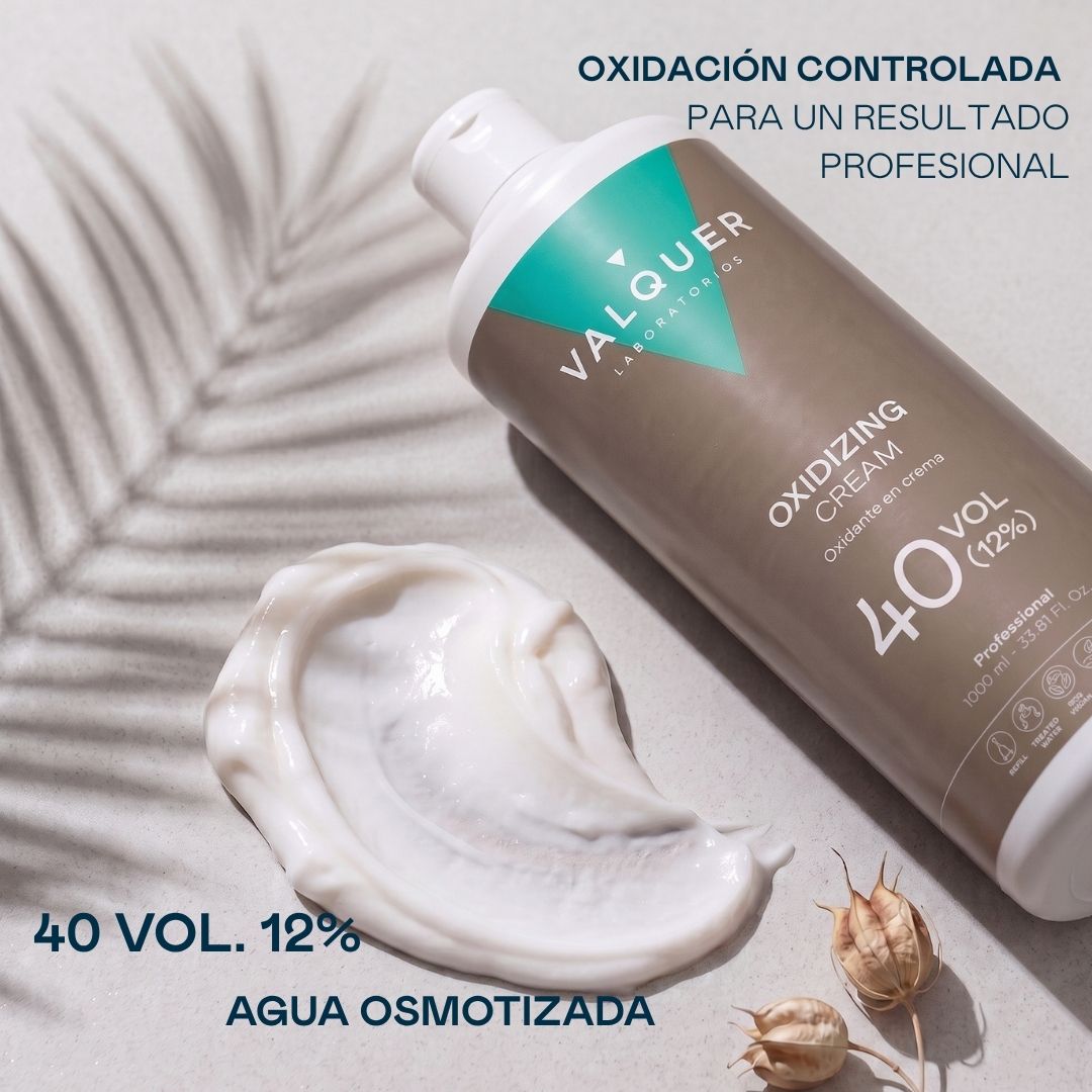 Textura cremosa del oxidante 40 volúmenes al 12 % de Valquer para decoloración y coloración profesional
