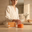 Mujer junto a pack de ampollas de vitamina C y parches para ojos de Valquer Laboratorios.