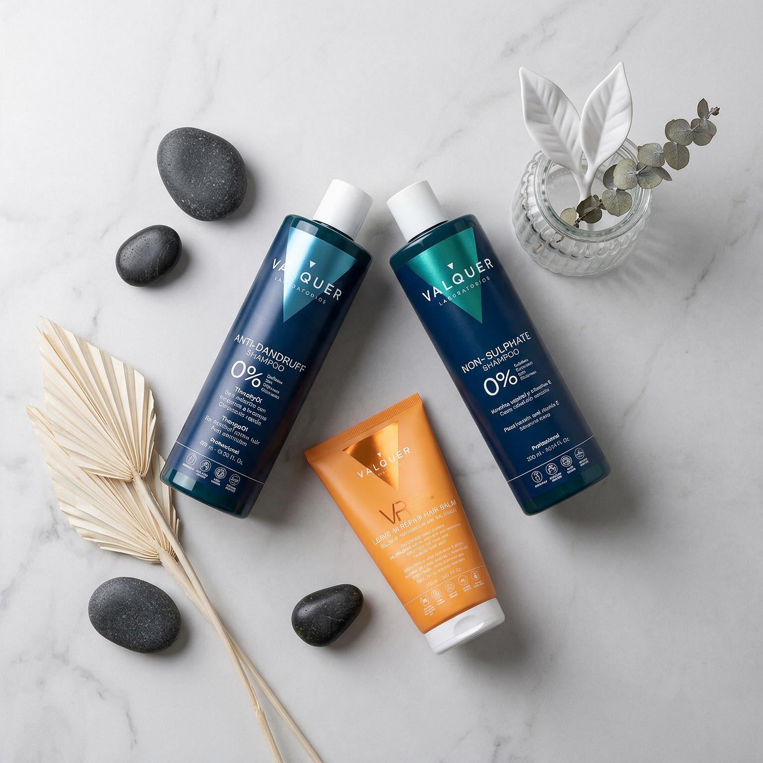 Pack Anticaspa y Cuero Cabelludo Sensible Valquer: champú anticaspa 400 ml, champú sin sulfatos 300 ml y bálsamo VR 150 ml