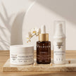 Pack Antiedad Facial de Valquer sobre encimera de baño con crema colágeno G-3, sérum vitamina C y sérum antiarrugas de expresión
