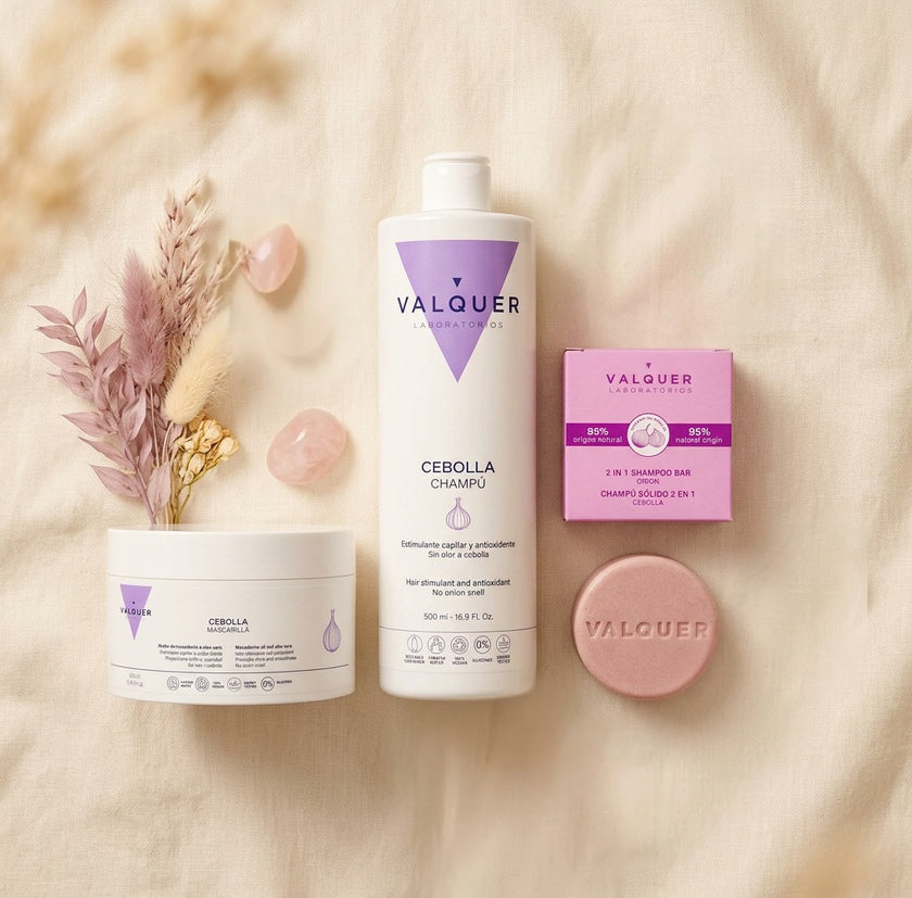 Pack capilar de cebolla Valquer con champú líquido, mascarilla y champú sólido sobre fondo beige.
