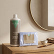 Pack decoloración capilar Valquer con oxidante en crema 30 vol y polvo decolorante azul sobre mueble de baño