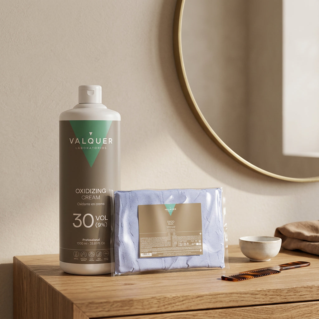 Pack decoloración capilar Valquer con oxidante en crema 30 vol y polvo decolorante azul sobre mueble de baño