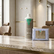 Pack decoloración capilar Valquer con oxidante en crema 30 vol y polvo decolorante azul en salón de peluquería