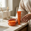 Pack Glow Instantáneo de Valquer compuesto por crema facial iluminadora C-Glow y parches contorno de ojos vitamina C.