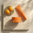 Pack Glow Instantáneo con crema facial iluminadora C-Glow y parches vitamina C de Valquer sobre superficie de mármol