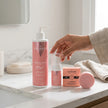 Aplicación del sérum del pack Método Curly de Valquer junto al booster y champú sólido.
