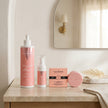 Pack Método Curly de Valquer con booster para rizos, sérum y champú sólido en un baño.
