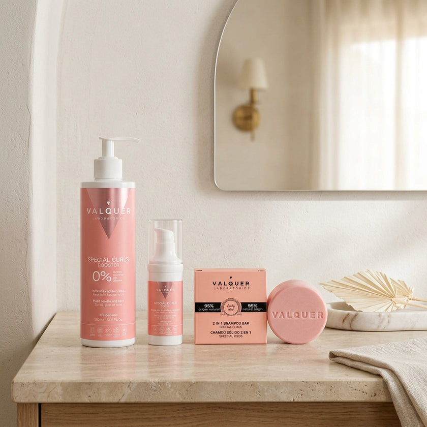 Pack Método Curly de Valquer con booster para rizos, sérum y champú sólido en un baño.