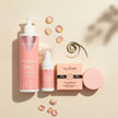 Pack Método Curly de Valquer para definir y cuidar el cabello rizado con pétalos decorativos.