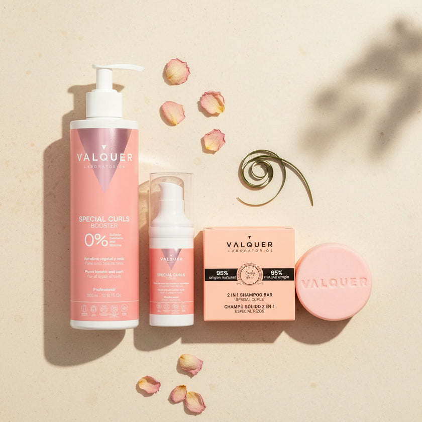 Pack Método Curly de Valquer para definir y cuidar el cabello rizado con pétalos decorativos.